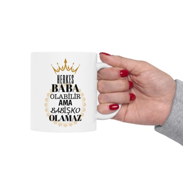 Herkes Baba olabilir ama Babişko olamaz- Doğum Günü Hediyesi - Hediye Porselen Kupa Bardak - Görsel 2