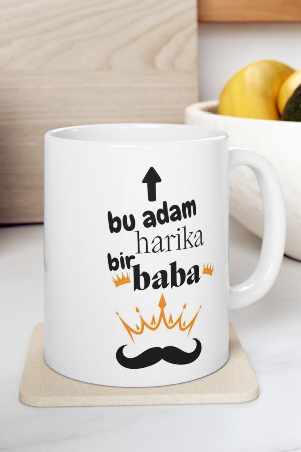 Bu Adam Harika Baba Babalar Günü – Doğum Günü Hediyesi – Hediye Porselen Kupa Bardak